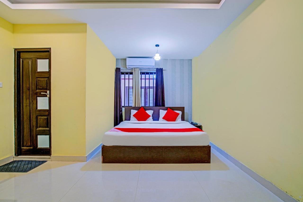 Oyo Flagship 77876 Amigo Suites Kochi Exterior foto