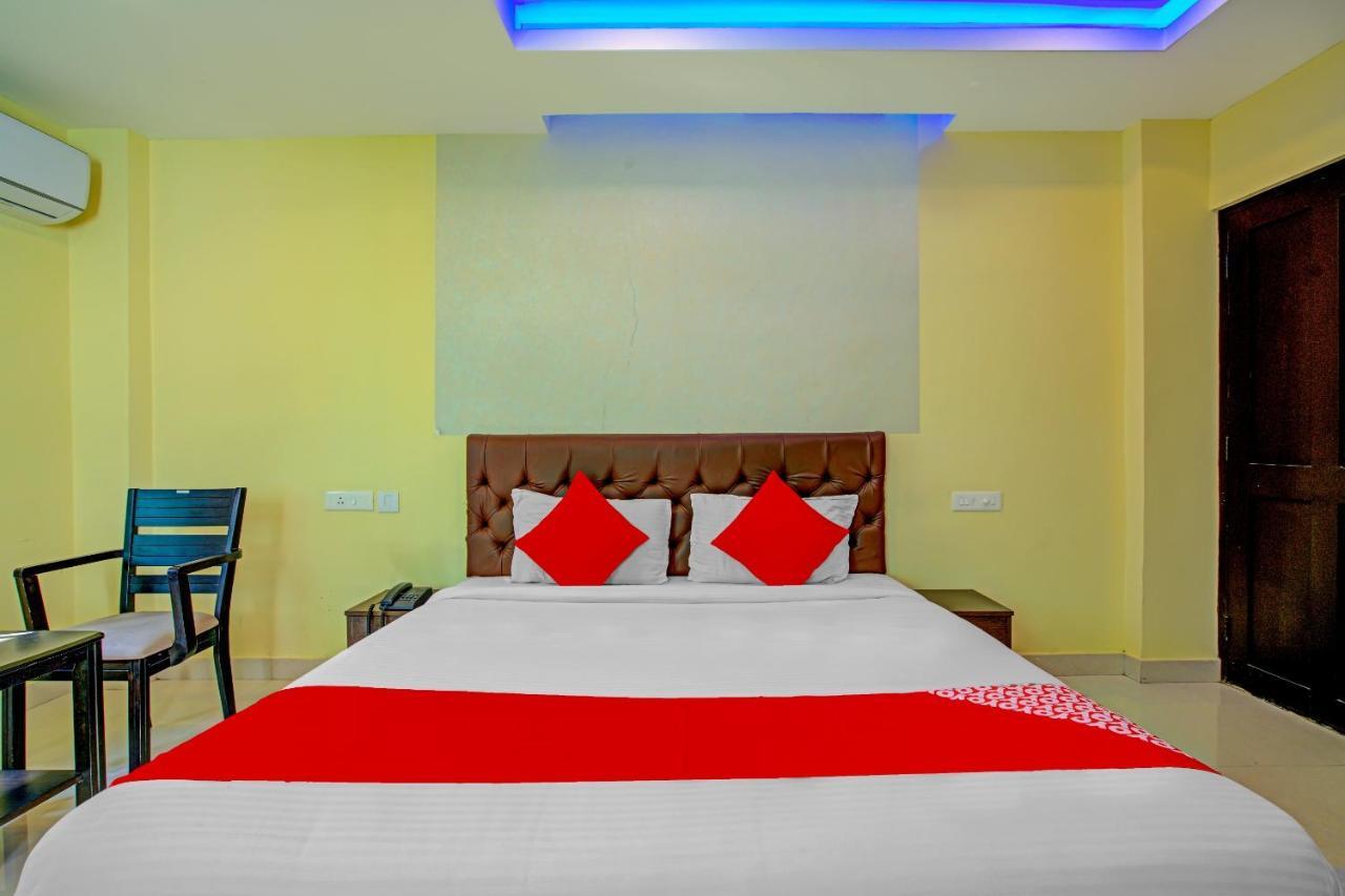 Oyo Flagship 77876 Amigo Suites Kochi Exterior foto